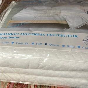 Hypoallergenic premium Bamboo Mattress Protector - White NWT
